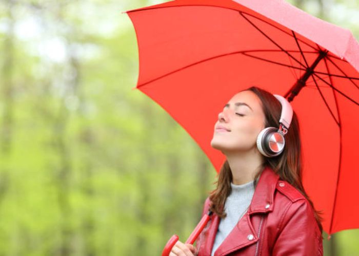 10 Lagu K-Pop yang Cocok Didengarkan saat Hujan, Wajib Masuk Playlist Kamu!