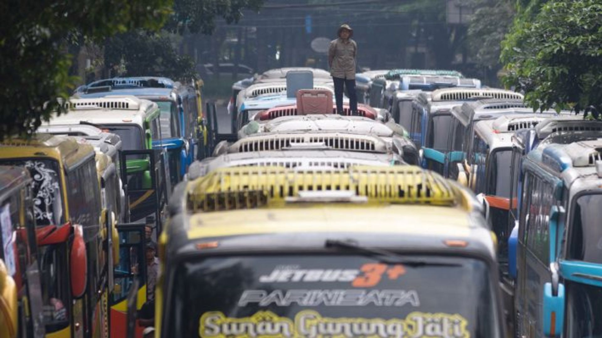 Pekerja Pariwisata Jabar Gelar Aksi Tolak Larangan Study Tour di Gedung Sate