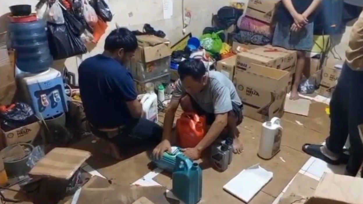 Pabrik Oli Palsu Digerebek Polisi di Jakbar, 3 Pelaku Ditangkap