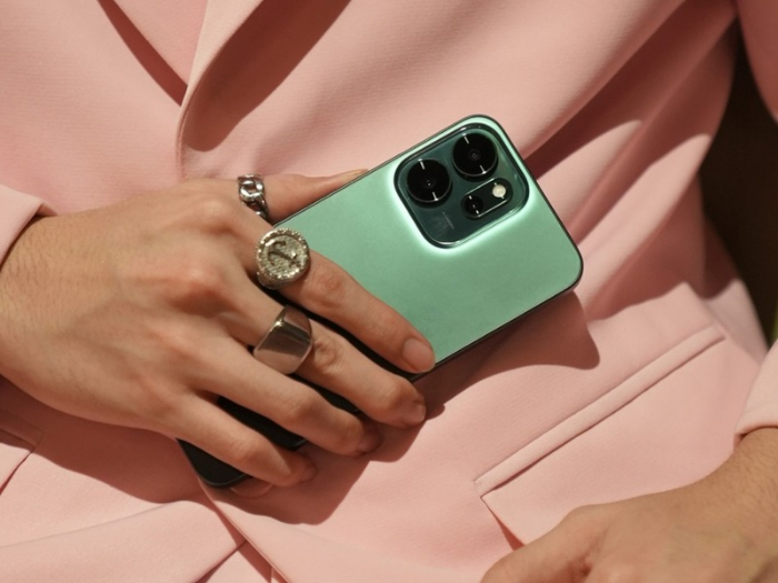 Oppo Reno 14 F 5G Hadir dengan Warna Pink Glossy, Desain Terinspirasi Mermaidcore