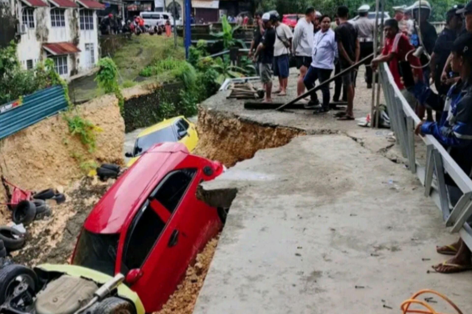 Hujan Deras Picu Tanah Longsor, 3 Mobil Rental Nyaris Terjun ke Sungai di Bone