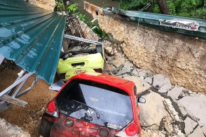 Hujan Deras Picu Tanah Longsor, 3 Mobil Rental Nyaris Terjun ke Sungai di Bone