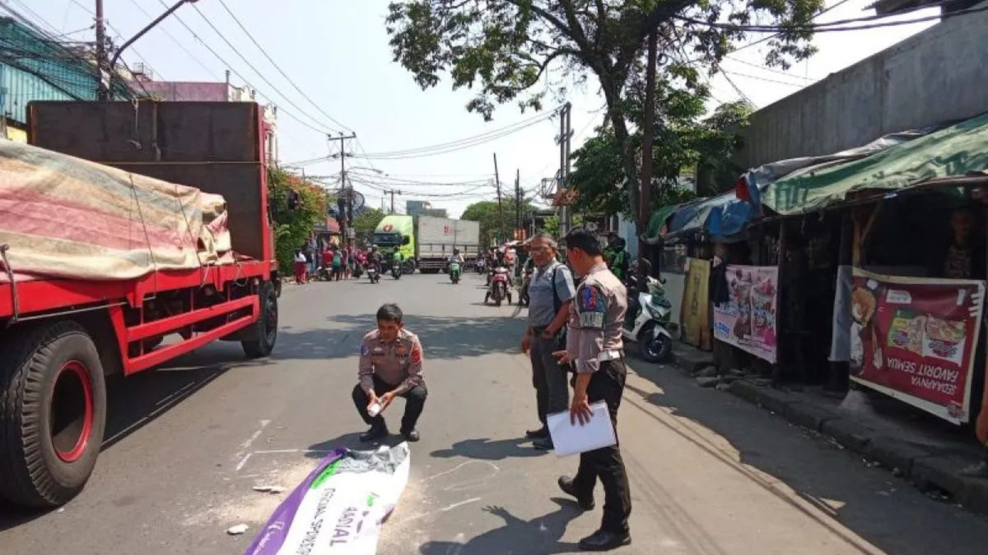 Pengendara Sepeda Motor Tewas Terlindas Truk di Jalan Caringin Bandung