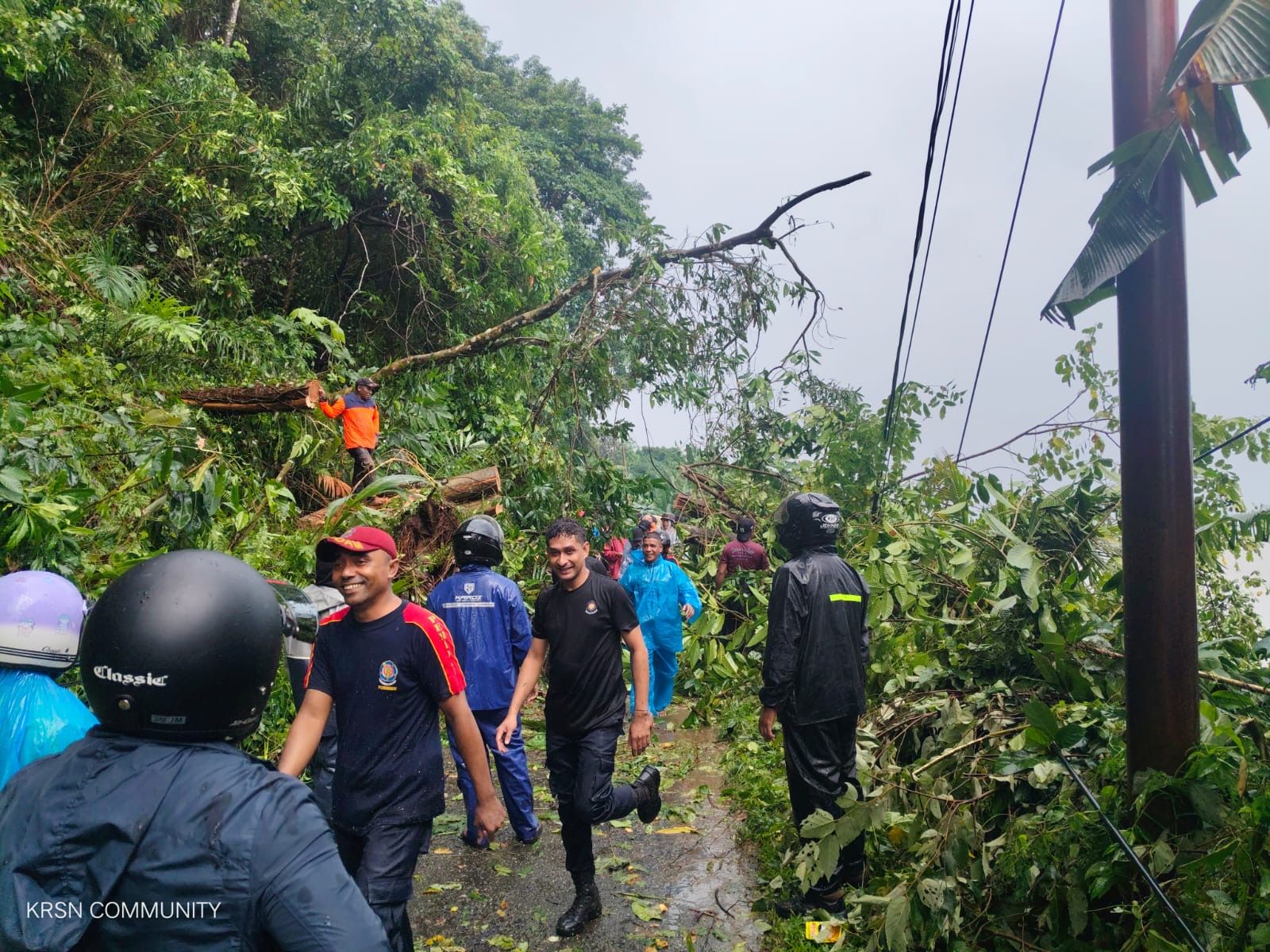 Jalan Utama di Amahusu Ambon Tertutup Longsor, Aktivitas Warga Sempat Lumpuh