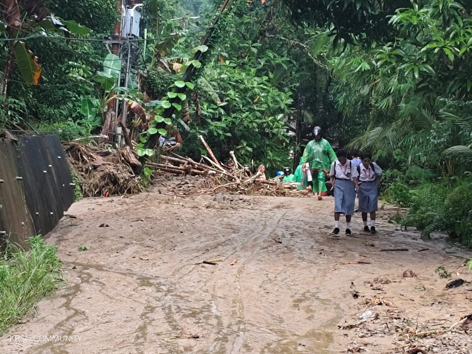 Jalan Utama di Amahusu Ambon Tertutup Longsor, Aktivitas Warga Sempat Lumpuh
