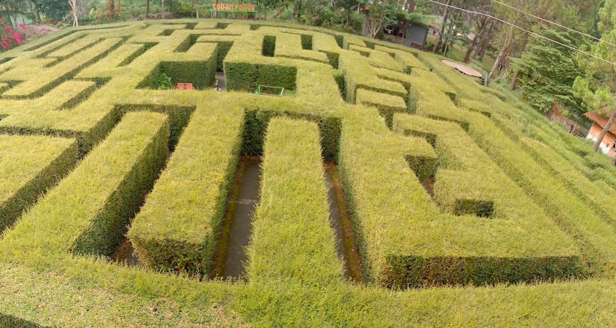 Serunya Tersesat di Taman Labirin Coban Rondo, Wisata Unik di Batu