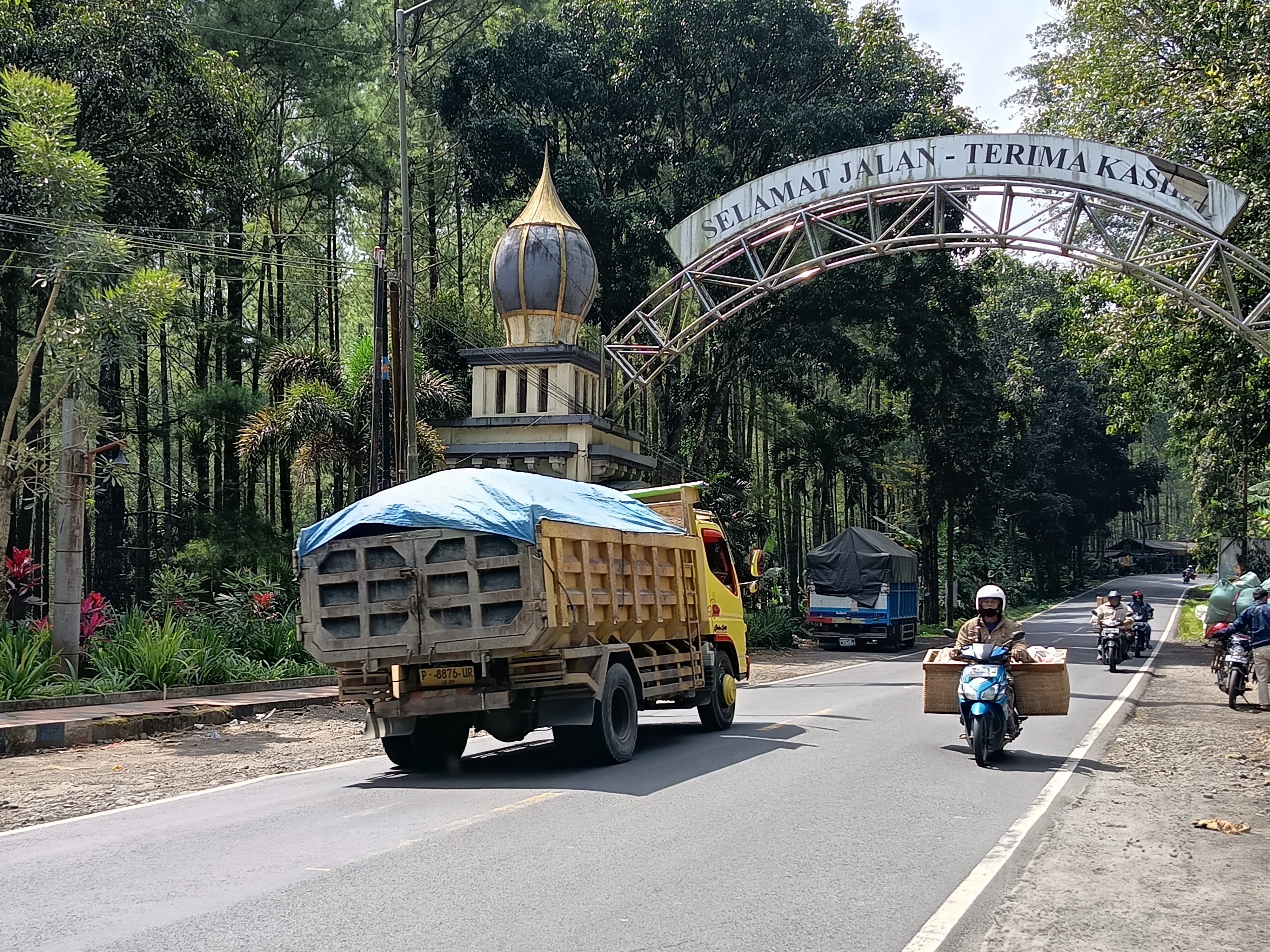 Jelang Tutup Total Jalur Gumitir, Petugas Ukur Jalan dan Polisi Tugas Jaga Jalan