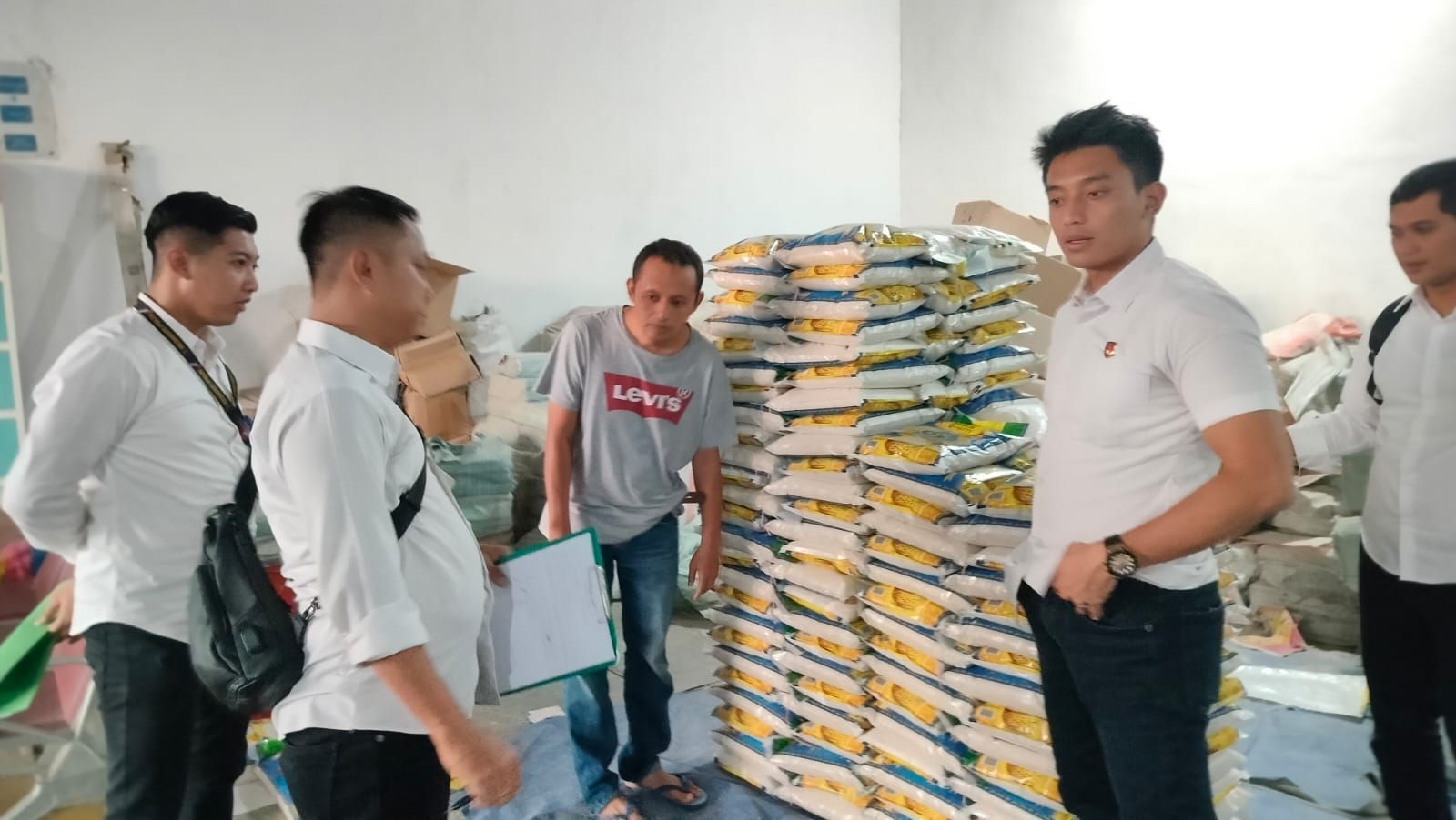 Polisi Sidak Pasar Soroti Dugaan Oplos Beras