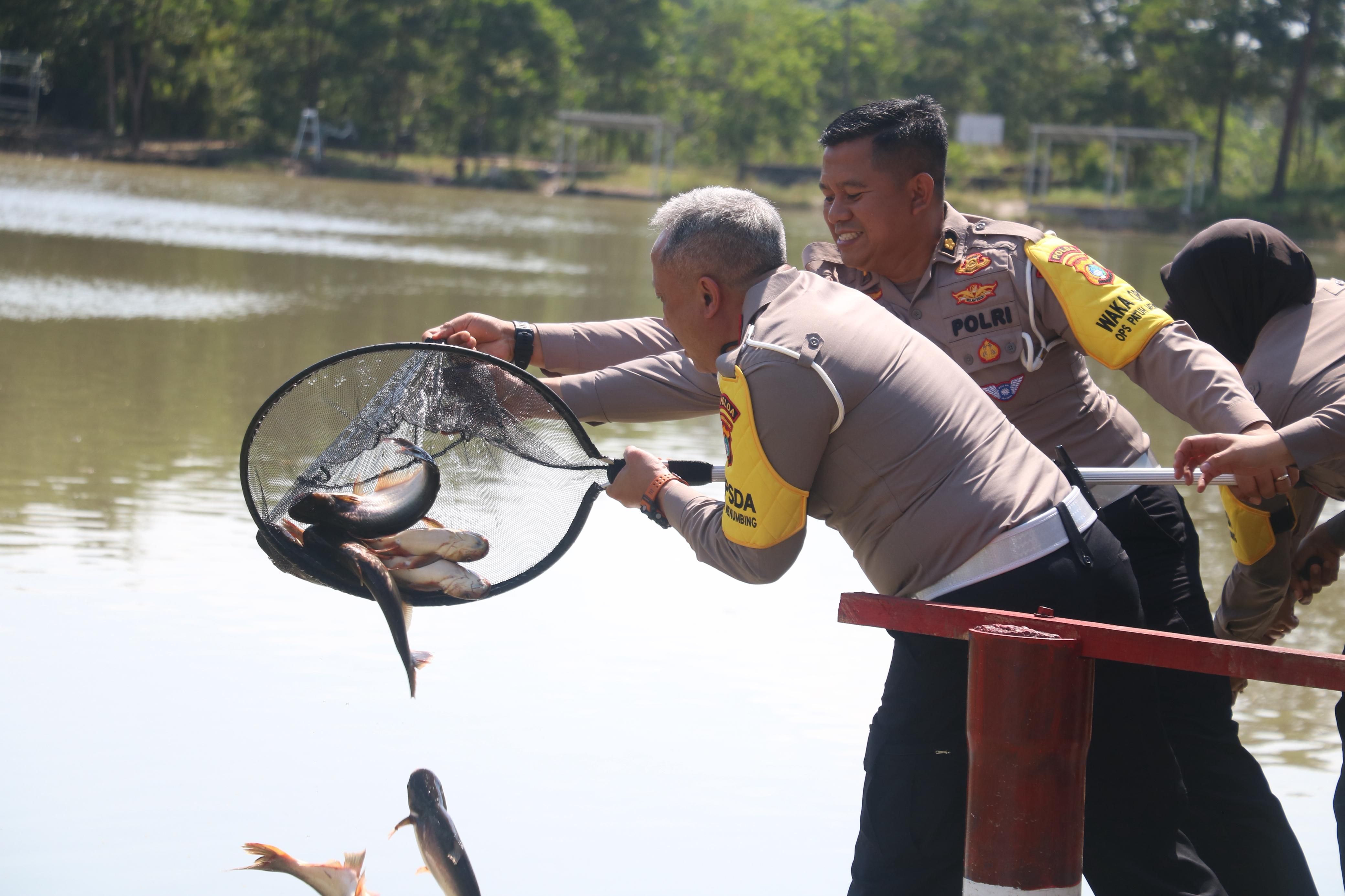 Peduli Terhadap Lingkungan, Dit Lantas Polda Babel Lepas Ratusan Ikan dan Burung di Kawasan Taman Bhaypark