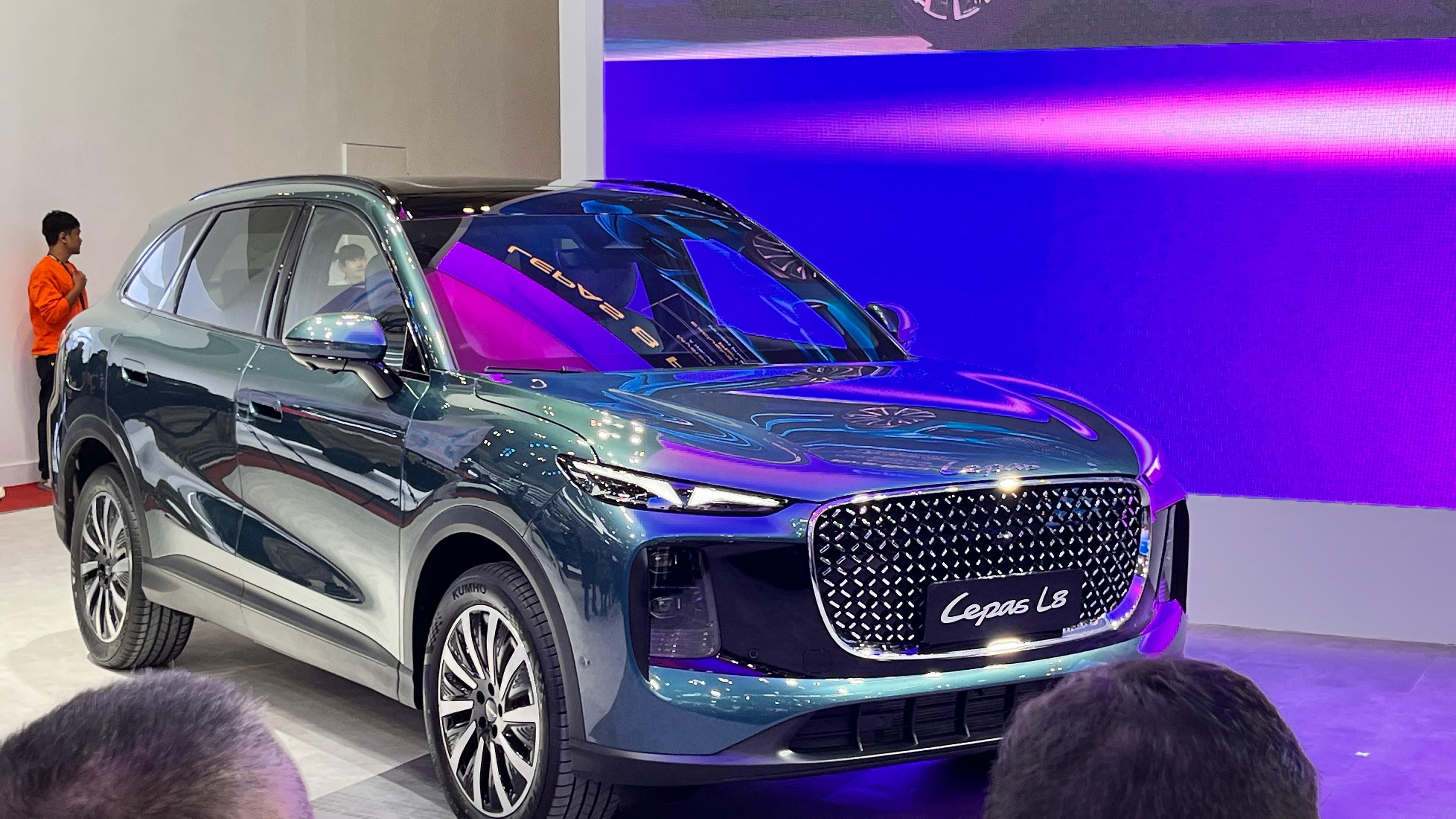 SUV LEPAS L8 Resmi Diperkenalkan di GIIAS 2025, Bawa Mesin Hybrid Super Irit dan Bertenaga