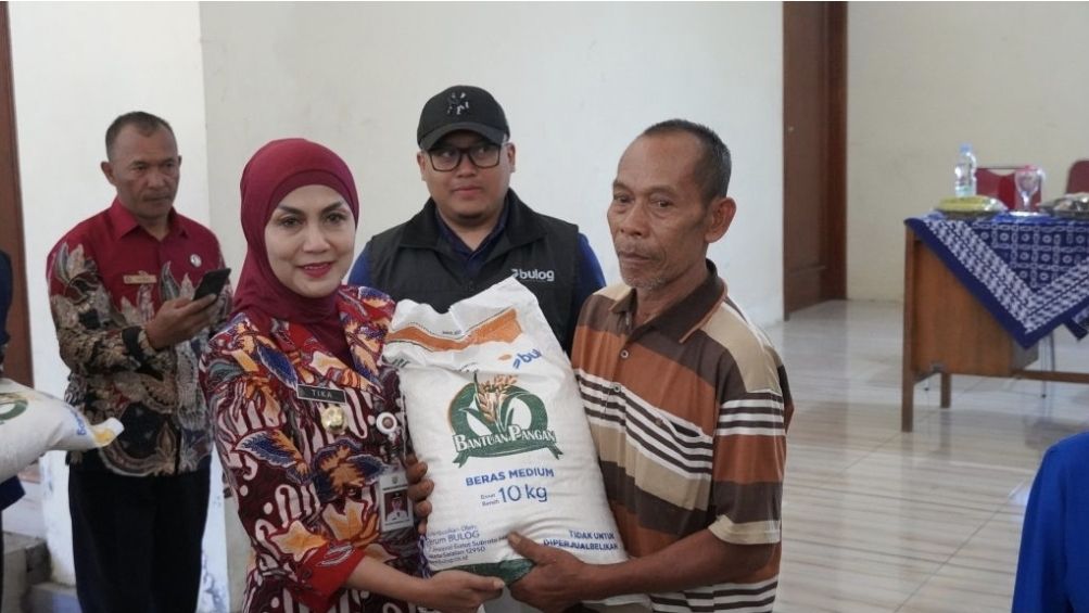 Bupati Kendal Salurkan 285 Paket Beras untuk Kendalikan Inflasi