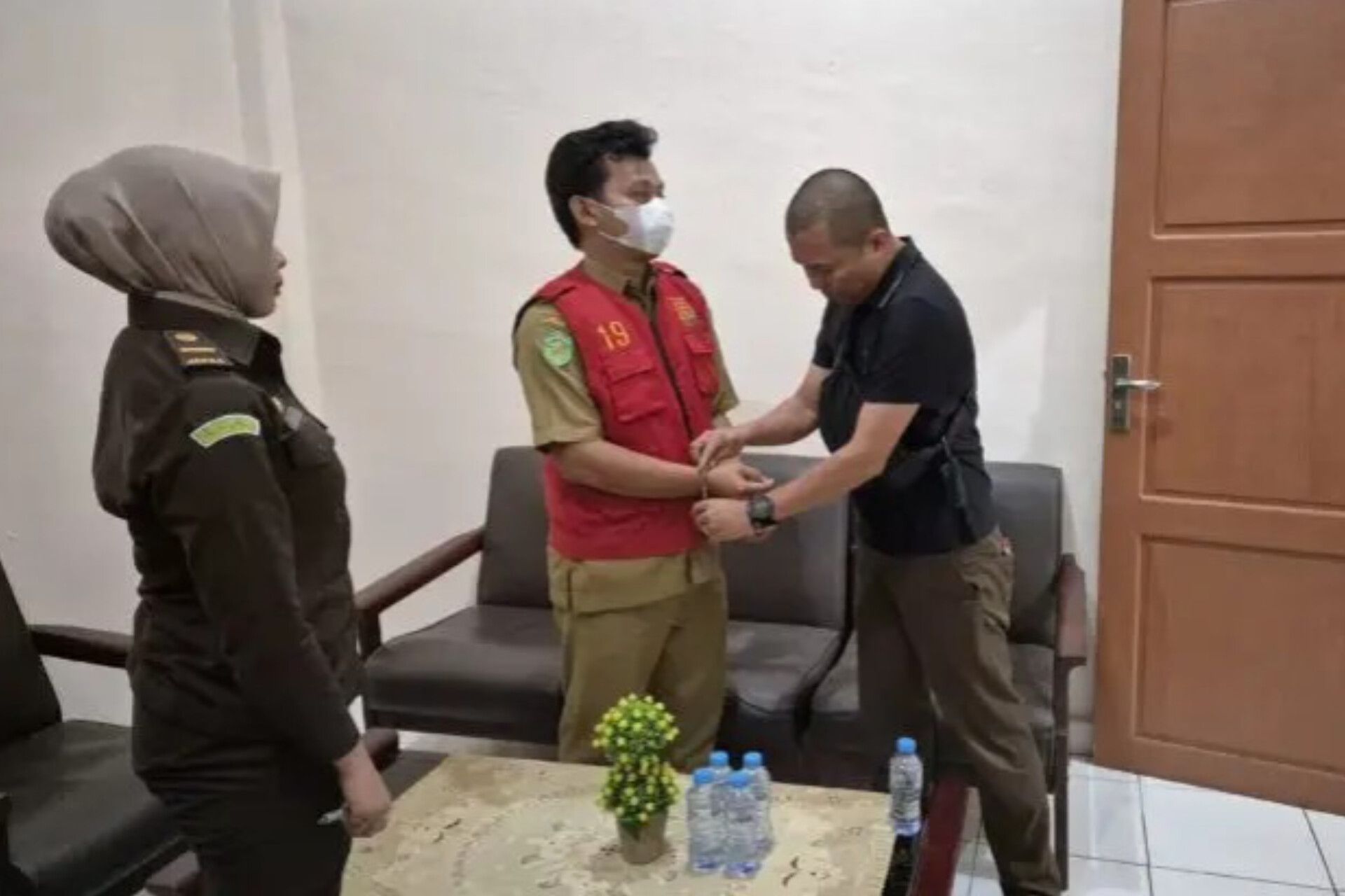 Kades di Luwu Timur Ditangkap Saat Masih Berseragam Dinas, Korupsi Dana Desa untuk Bangun Kafe Pribadi