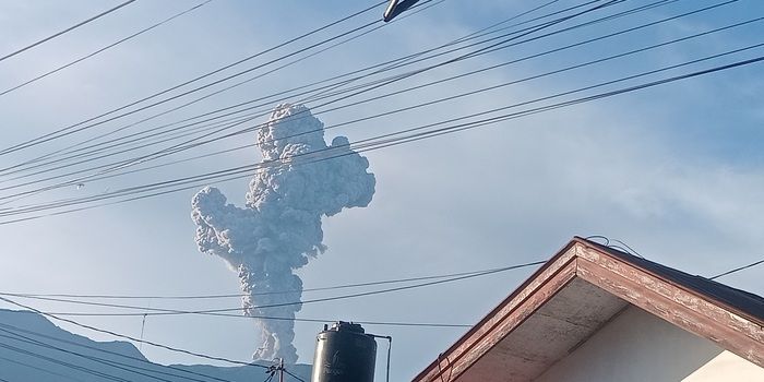 Gunung Marapi Kembali Erupsi Pagi Ini : Dentuman Terdengar Sampai Ke Kota Bukittinggi dan Sekitarnya