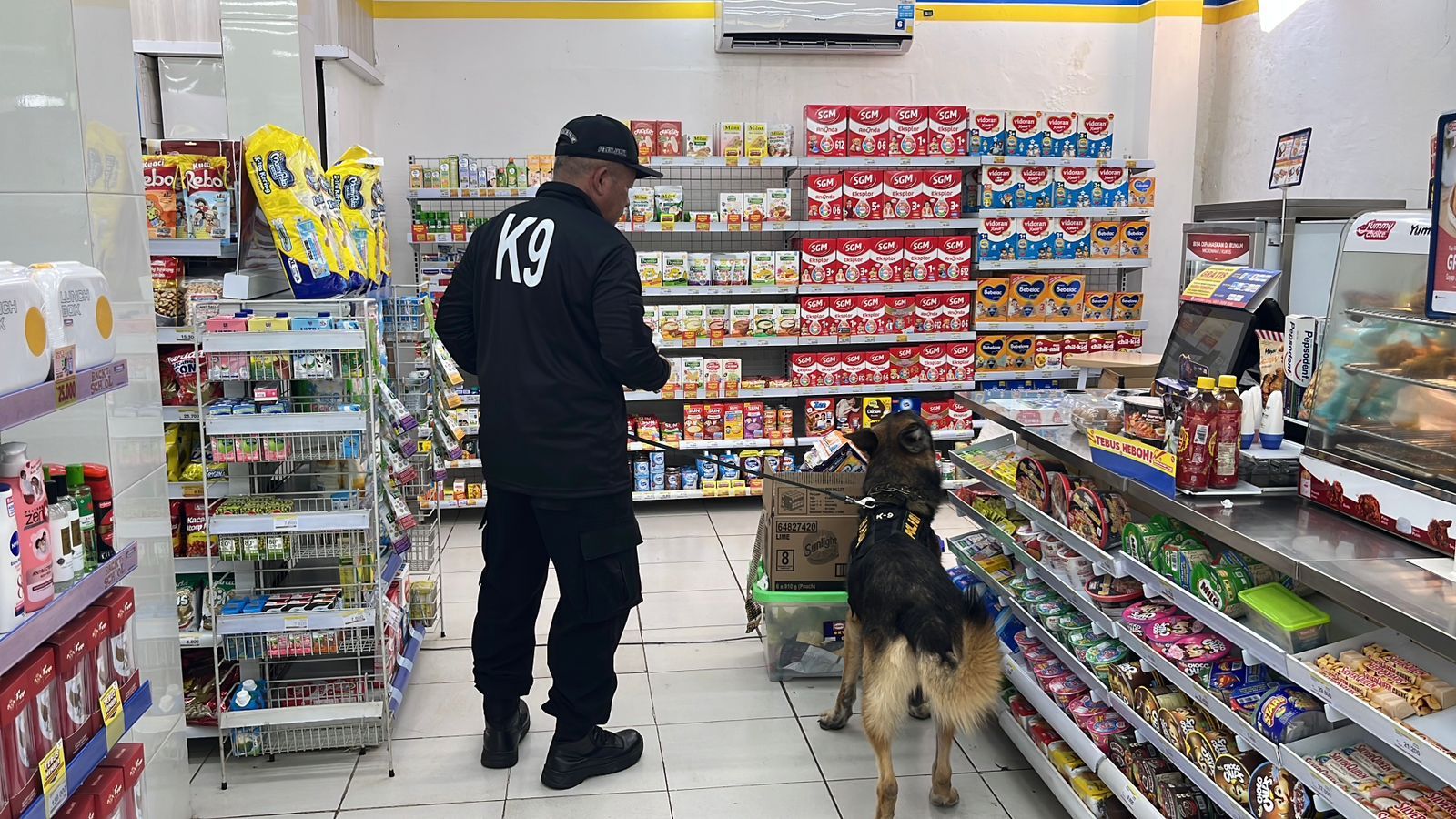 Unit K-9 Polres Purwakarta Diterjunkan ke TKP Pembobolan Indomaret, Telusuri Jejak Pelaku Lewat Hidung Terlatih Anjing Pelacak