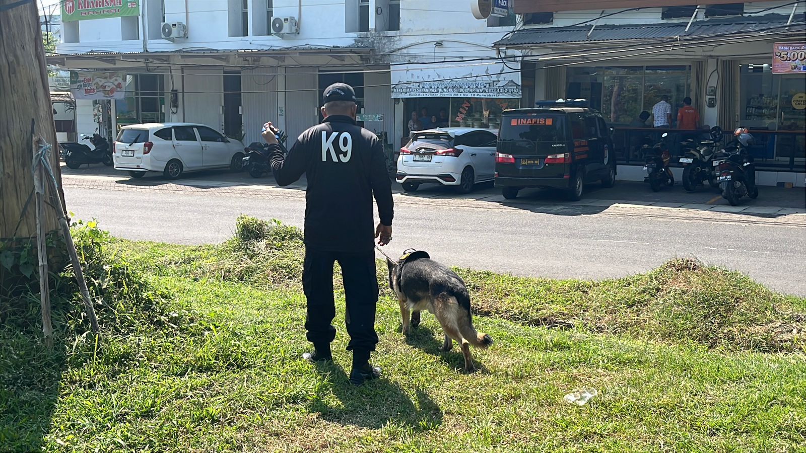 Unit K-9 Polres Purwakarta Diterjunkan ke TKP Pembobolan Indomaret, Telusuri Jejak Pelaku Lewat Hidung Terlatih Anjing Pelacak
