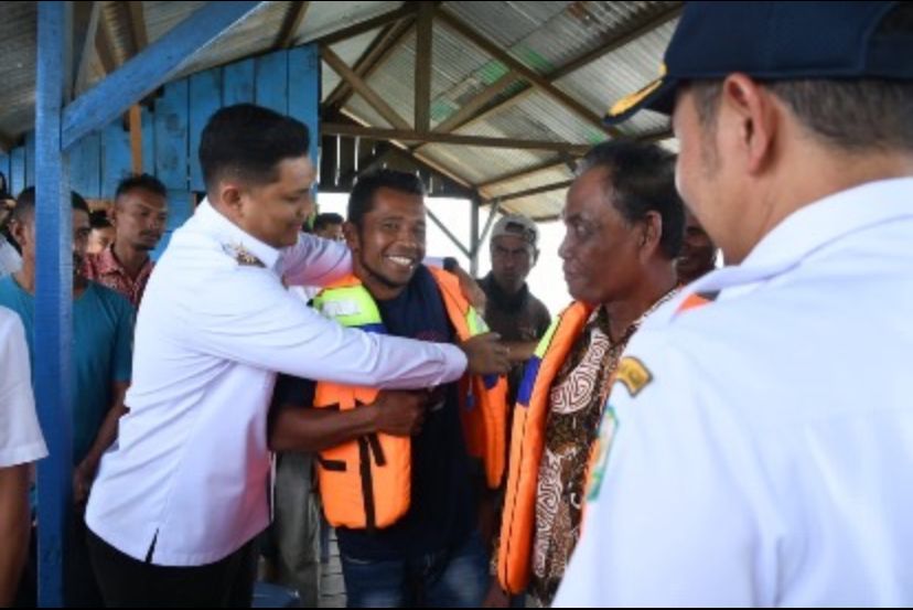 Wakil Wali Kota Banda Aceh Bagi Life Jacket, Nelayan Aceh Siap Lawan Cuaca Ekstrem
