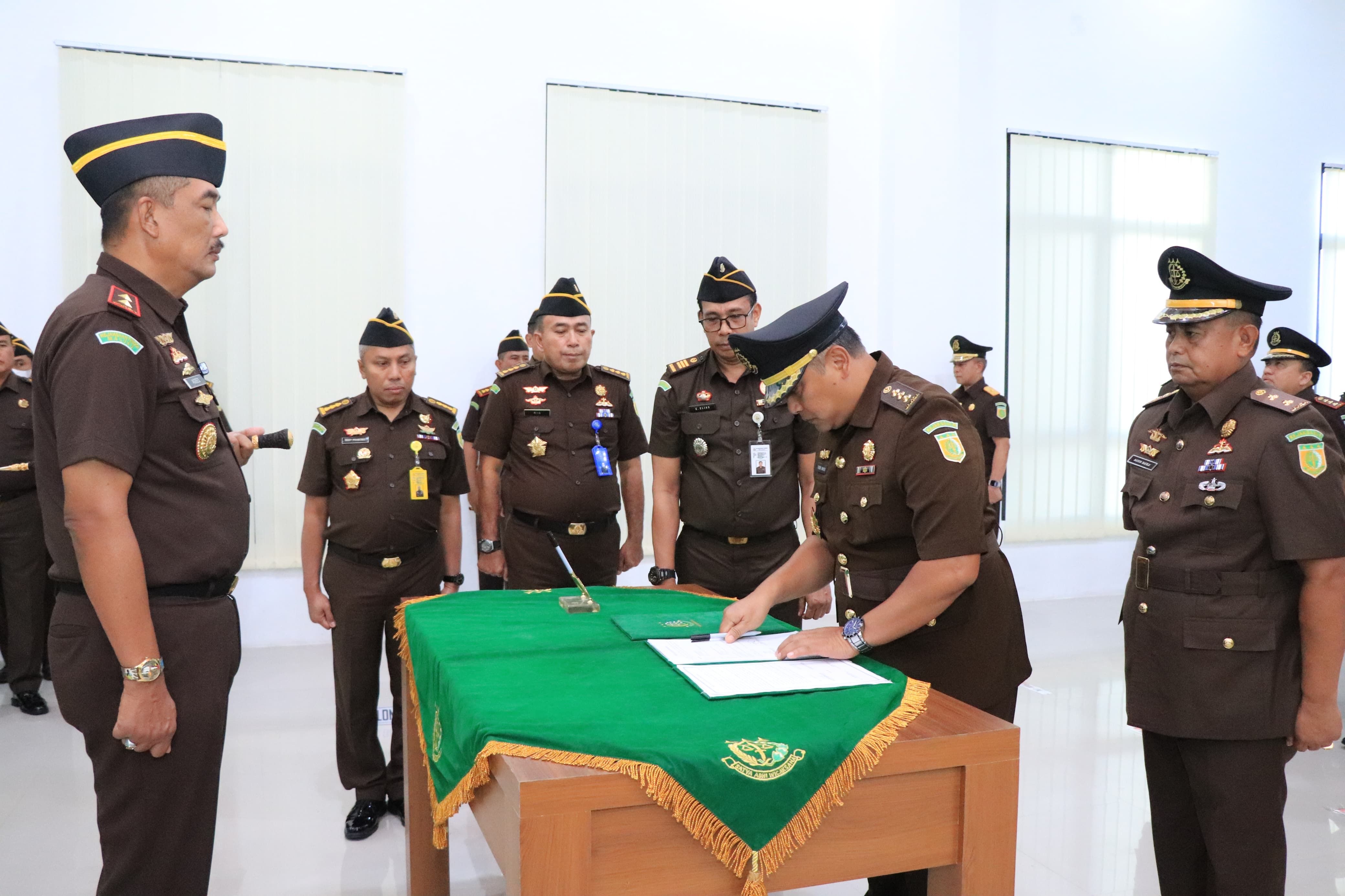 Lantik 8 Pejabat Kejati Maluku, Agoes Puji Keberanian Triono Eks Aspidsus, Selamatkan Uang Negara Rp 62 Miliar