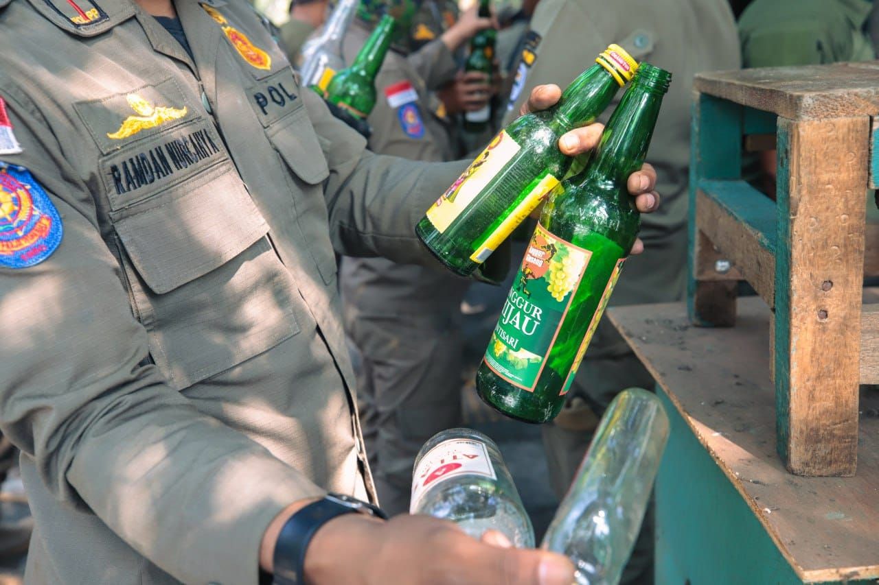 Satpol PP Kota Bandung Tertibkan PKL dan Bangunan Liar di Dua Lokasi