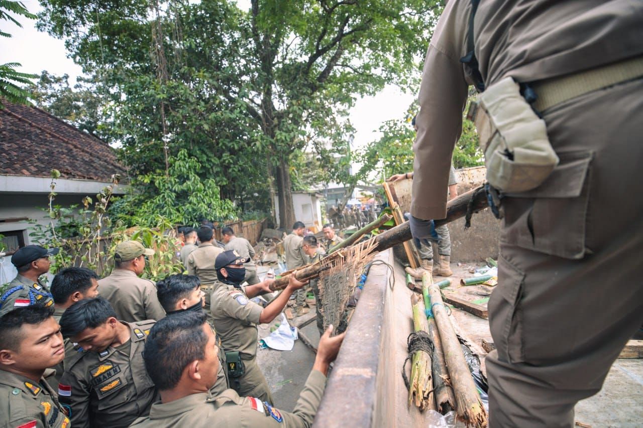 Satpol PP Kota Bandung Tertibkan PKL dan Bangunan Liar di Dua Lokasi