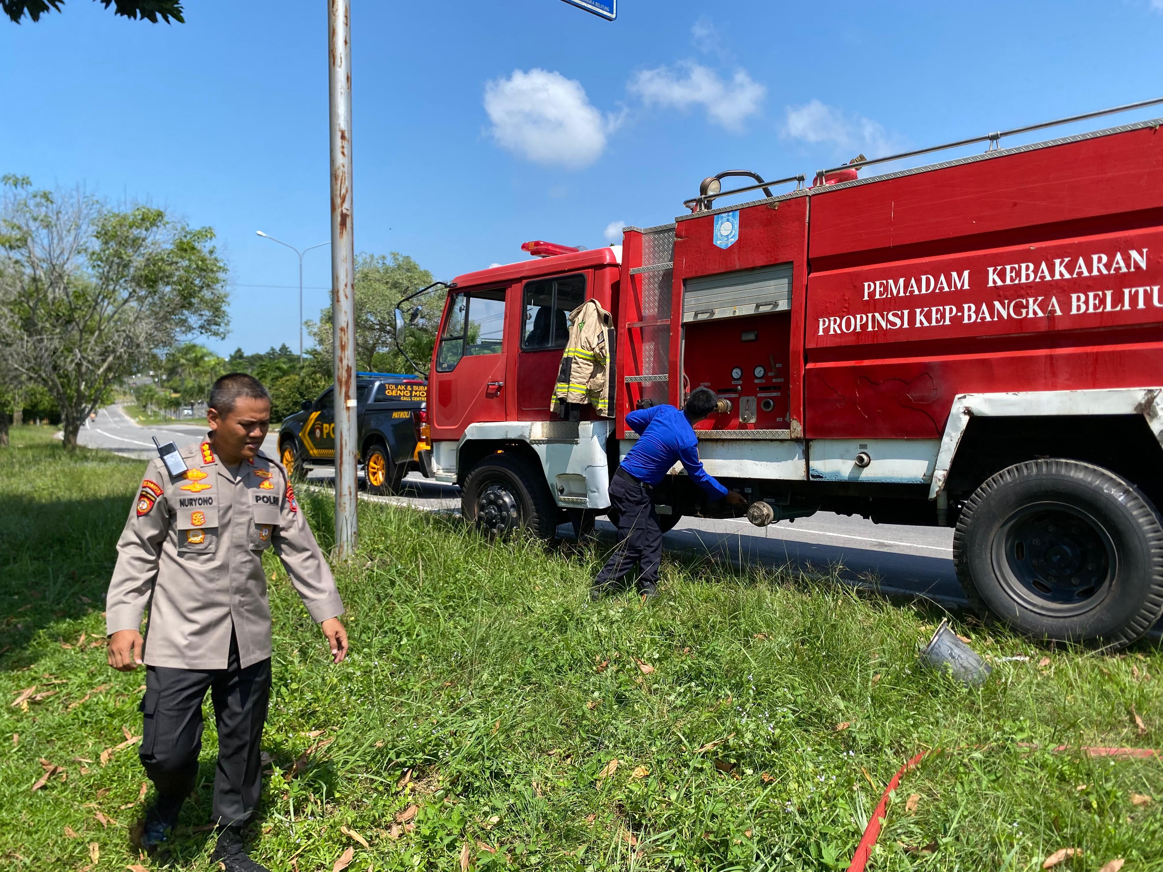 Polda Babel dan Damkar Gerak Cepat Padamkan Karhutla di Jalur Perkantoran Gubernur Air Itam
