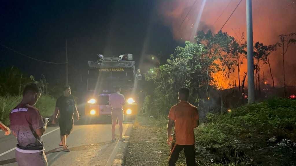 Kebakaran Lahan di KM 4, Dit Samapta Polda Kaltara Turun Langsung Padamkan