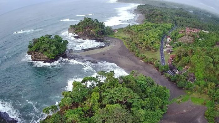 7 Pantai Hidden Gem di Jawa Barat yang Wajib Kamu Kunjungi, Indahnya Bikin Melongo!