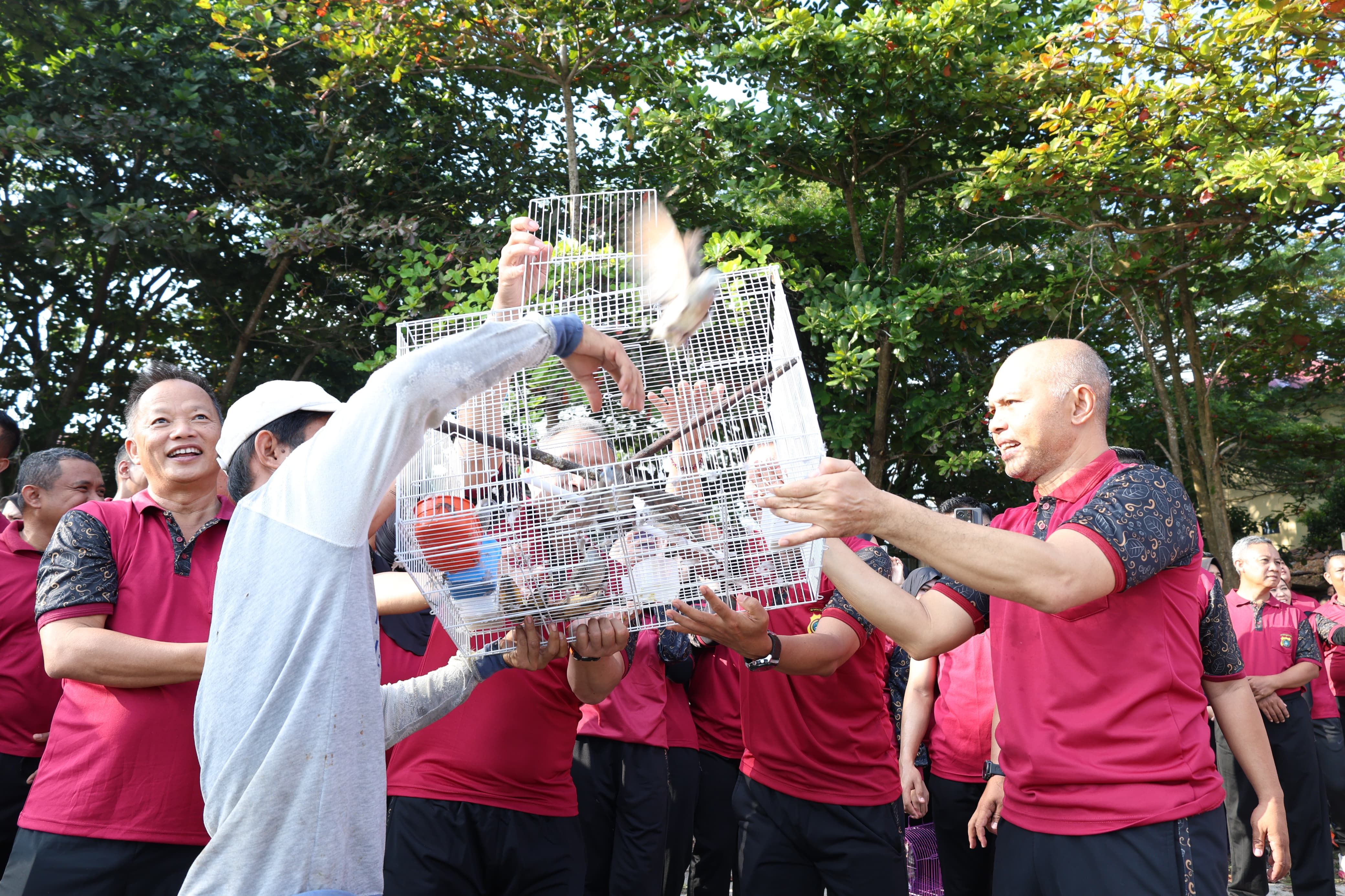 Kapolda Babel Lepaskan Ratusan Ikan dan Burung di Kawasan Taman Bhaypark, Hendro: Untuk Masyarakat Silahkan Mancing Gratis