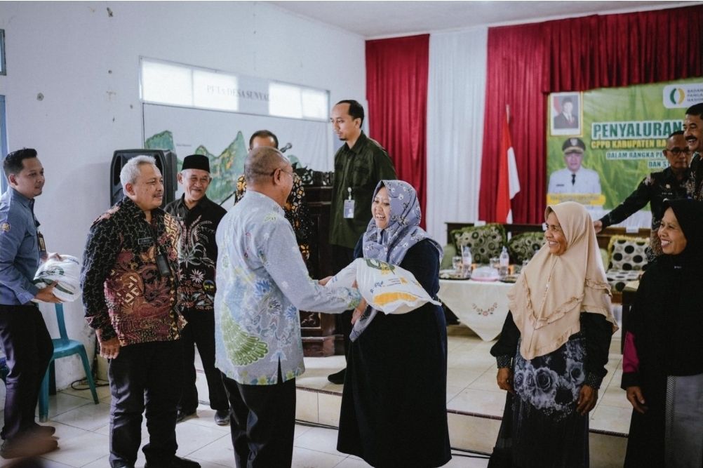 Bupati Banyumas Salurkan Bantuan Beras Untuk Meningkatkan Ketahanan Pangan