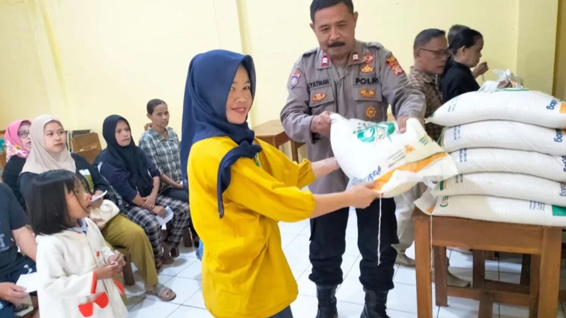 Polres Garut Kawal Penyaluran Bantuan Beras agar Tepat Sasaran
