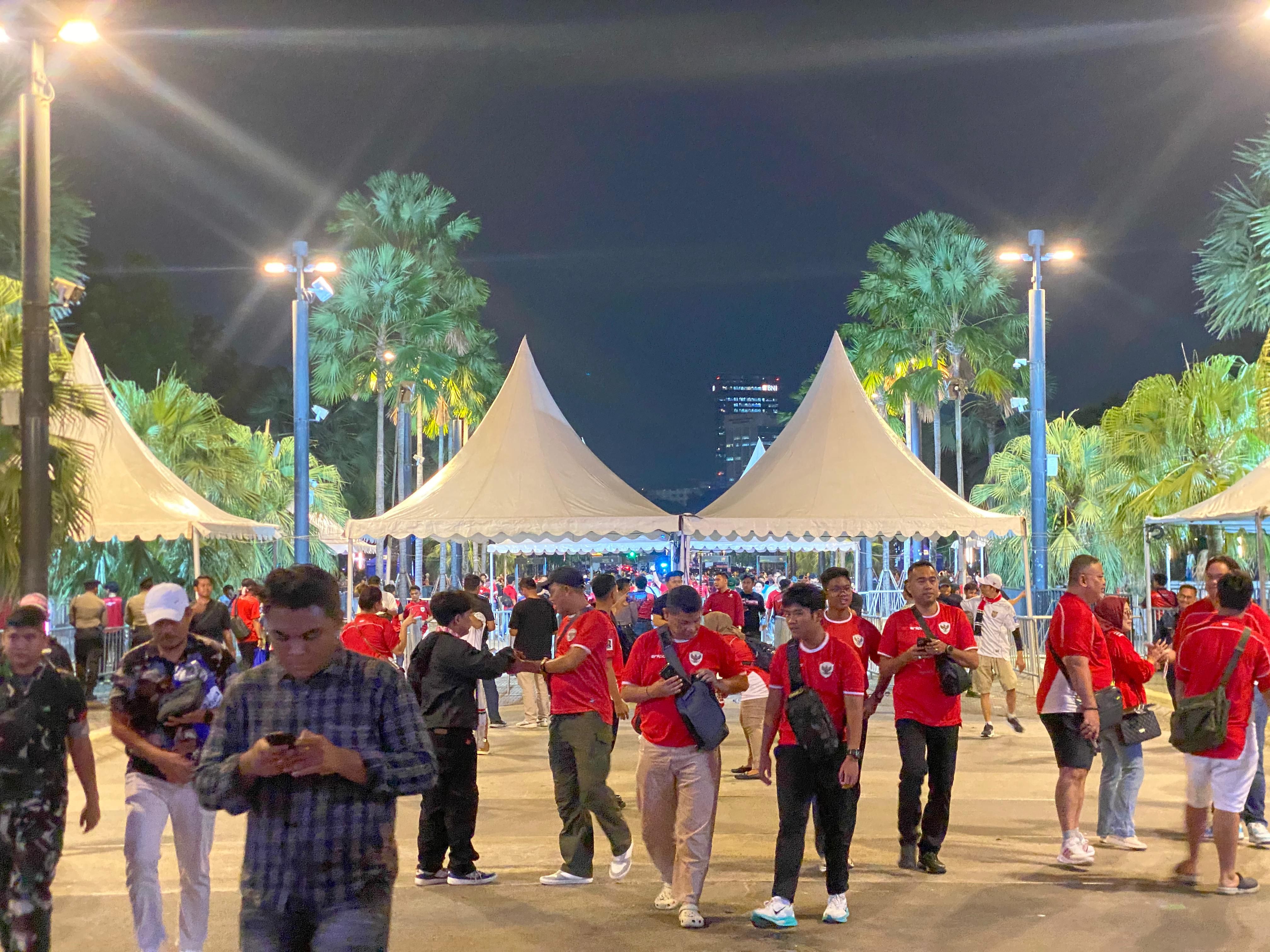 Jelang Timnas Indonesia U-23 vs Vietnam, SUGBK Mulai Ramai: Suporter Prediksi Garuda Muda Menang!