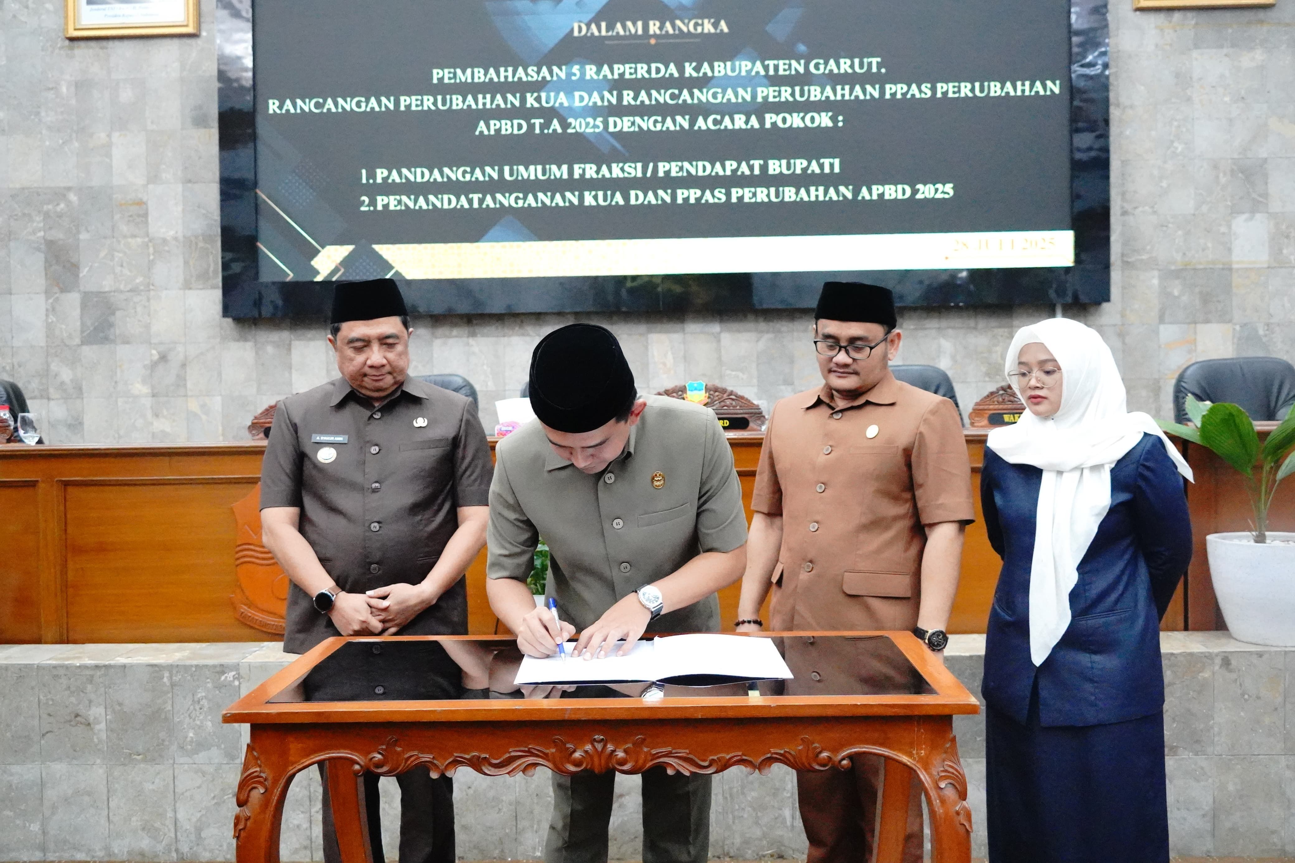 Bupati Garut Hadiri Rapat Paripurna DPRD Bahas Lima Raperda dan Perubahan KUA-PPAS 2025