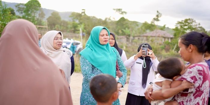 Tunjukan Kepedulian Terhadap Korban Banjir Bandang : Ketua TP PKK Kabupaten Solok Resmikan Bantuan Bedah Rumah