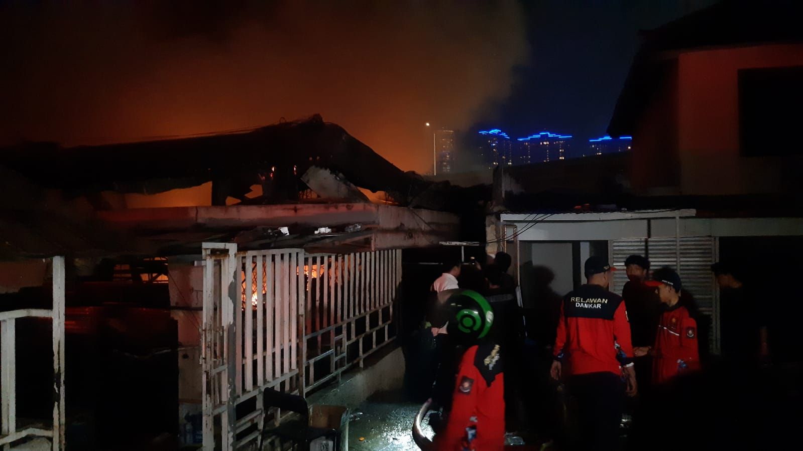 Penyebab Petugas Sempat Kesulitan Memadamkan Api yang Berkobar di Taman Puring