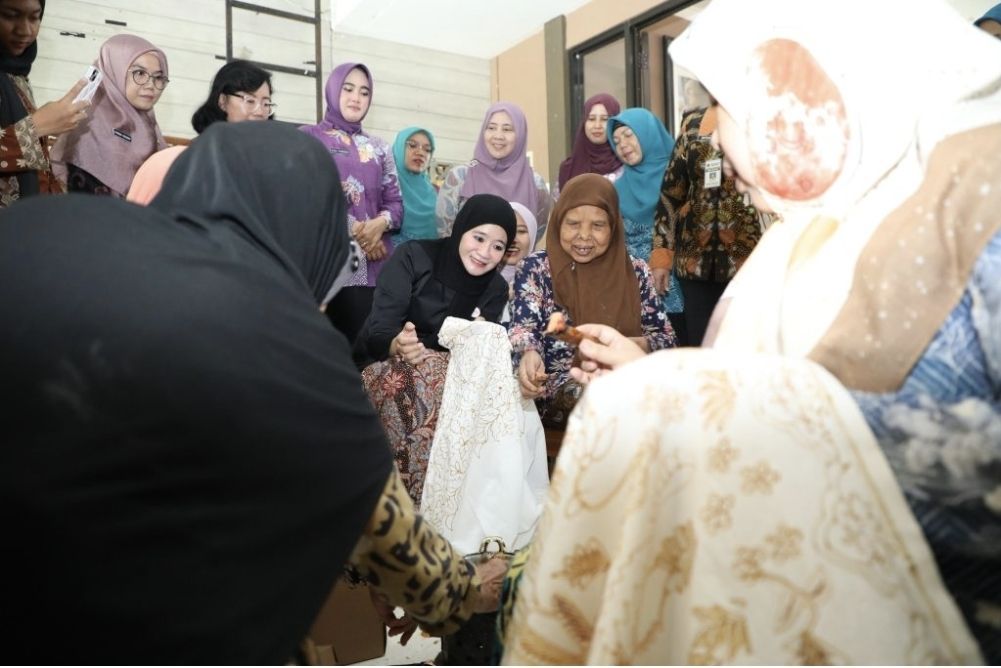 Pelantunan Sholawat Iringi Proses Membatik di Desa Kalipucang Wetan