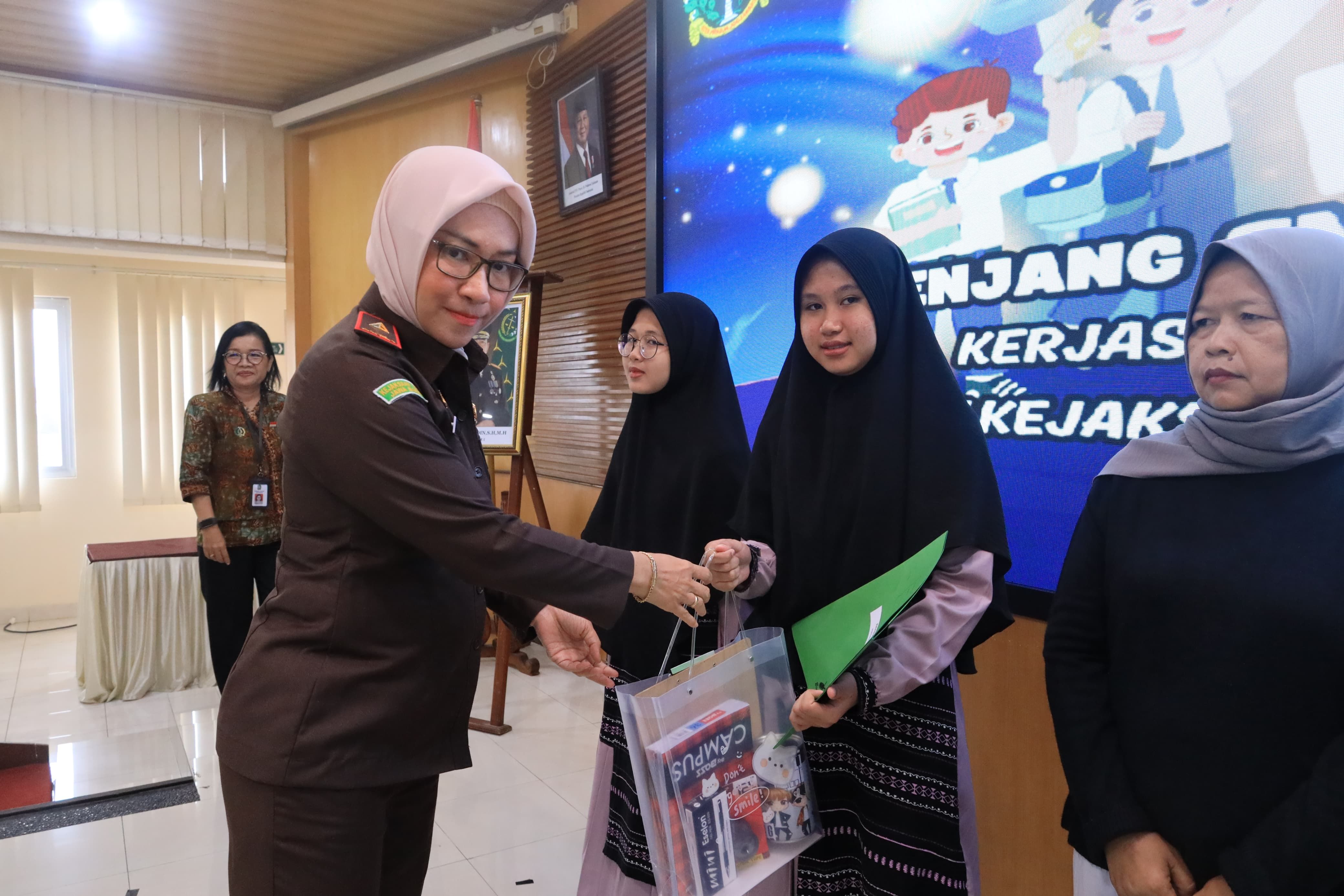 Kampanyekan Anti Korupsi, Kejati DIY Gelar Penyerahan Dokumen Kependudukan untuk Kelompok Rentan dan Lomba Cerdas Cermat