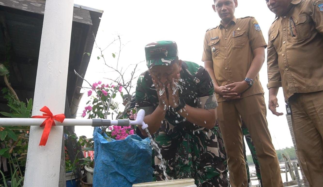 Krisis Air Bersih, TNI Bangun Sumur Bor untuk Warga Pesisir di Tanjab Barat