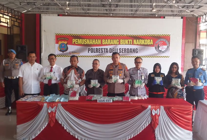 Polresta Deli Serdang Musnahkan 21 Kg Sabu dengan Cara Direbus dan Dibuang ke Parit