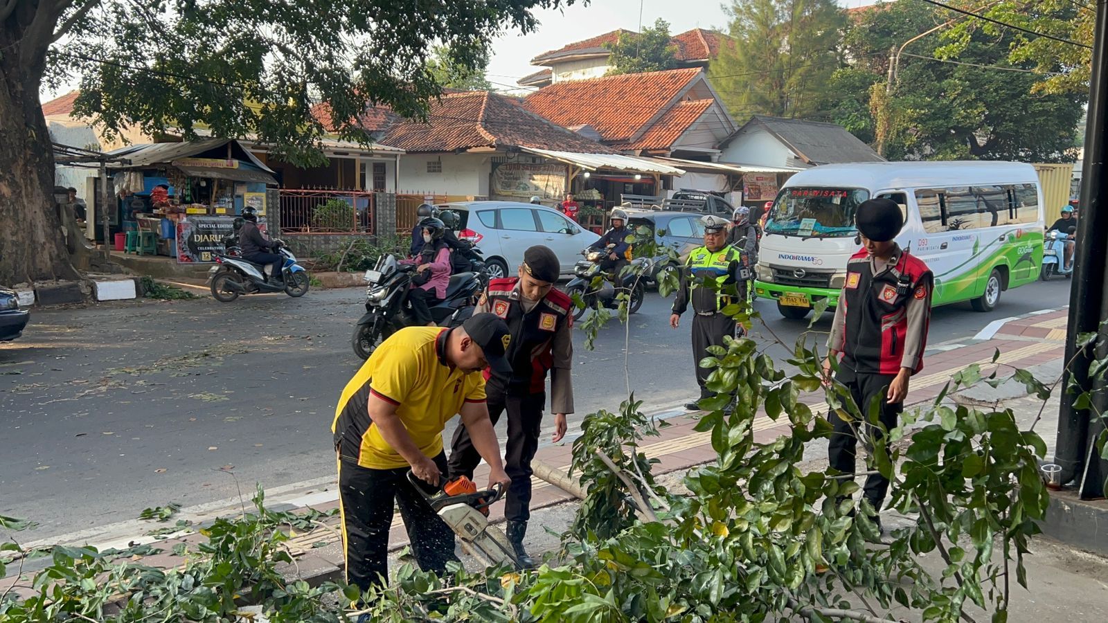 Tanggap Darurat, Polisi Evakuasi Pohon Patah di Tengah Jalan Veteran Purwakarta