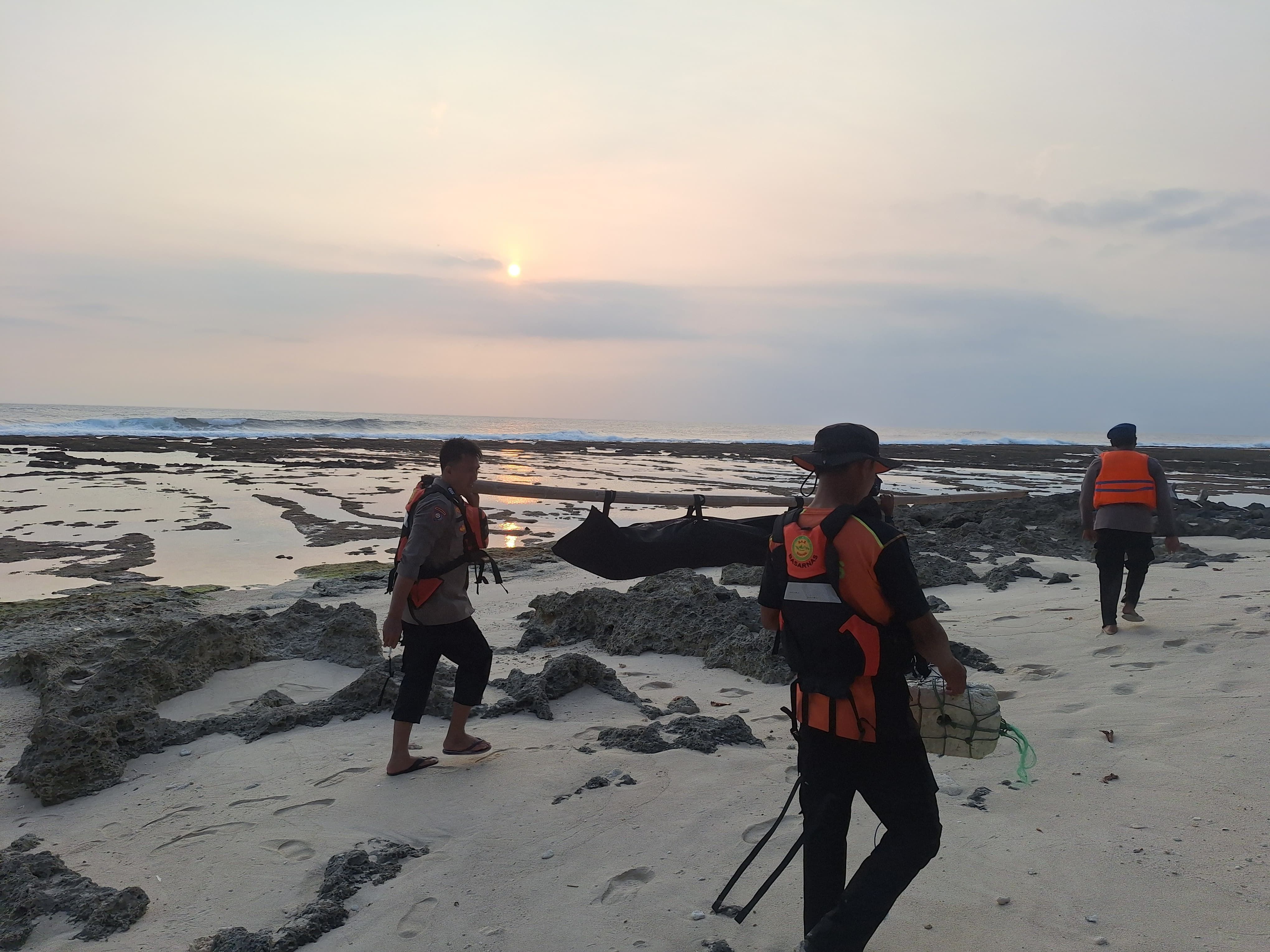 Tujuh ABK Kapal Ikan Asal Pekalongan Jateng Terjatuh di Perairan Pulau Tinjil, Lima Selamat, Dua Dalam Pencarian