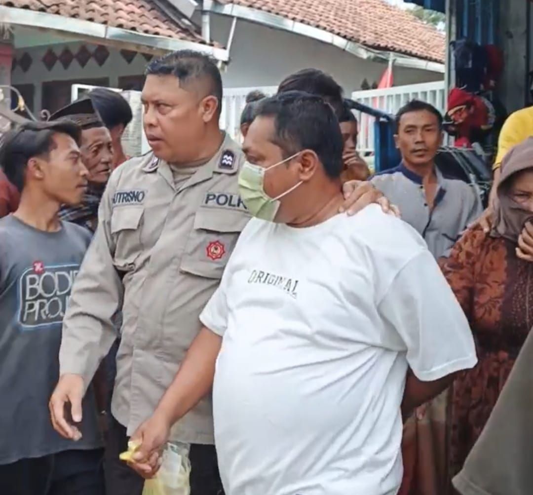 Dua Bersaudara di Jember Diamuk Massa, Ketahuan Curi Belasan Baju di Toko
