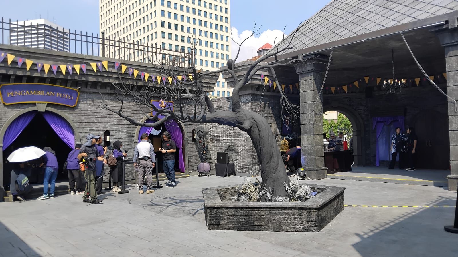 Ada Nevermore Academy Cabang Indonesia di Senci, IntiP Sekolah Wednesday Persembahan Netflix
