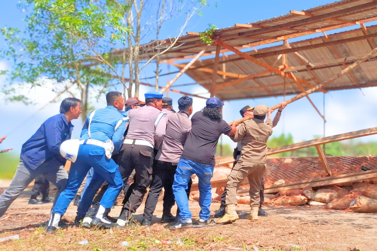 Di Tarakan Aparat Gabungan Robohkan Arena Judi Sabung Ayam