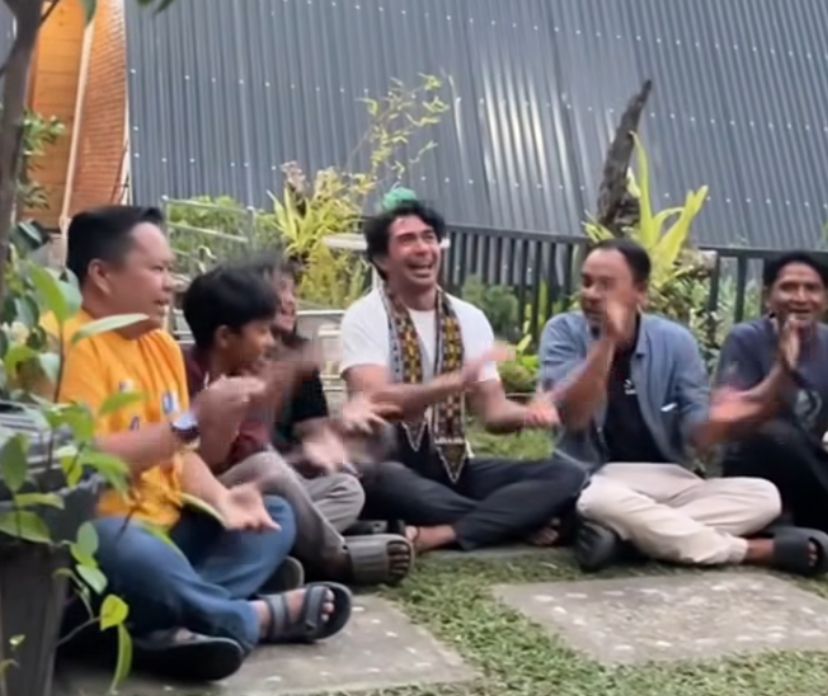 Di Tengah Syuting, Reza Rahadian Menari Didong Bareng Warga Gayo