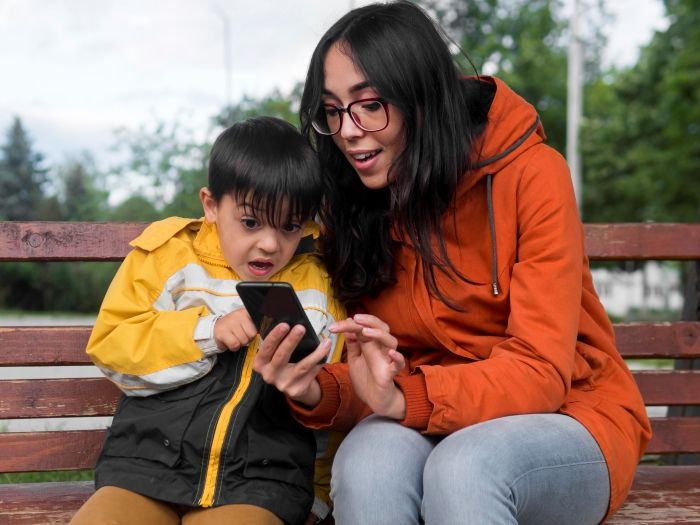 3 Tips untuk Orang Tua Biar Gak Sering Nanya ke Anak, Ngapain Sih Main Medsos Mulu?
