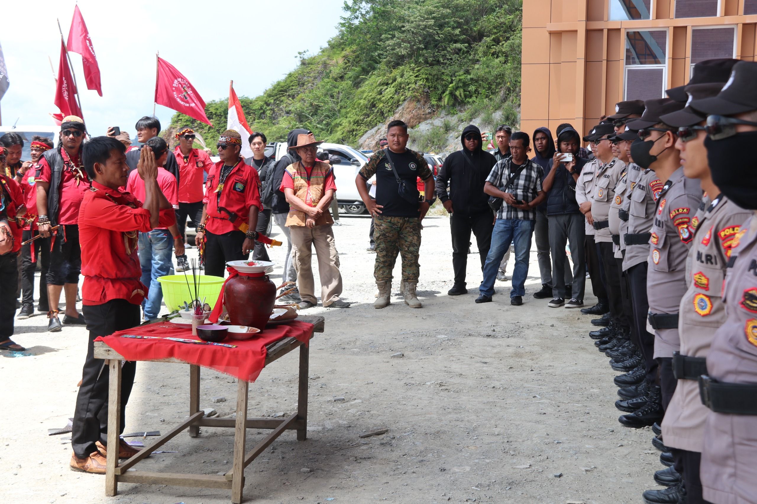 Polda Kaltara Melaksanakan Pengamanan di DPRD Terhadap Aksi Demonstrasi Penolakan Transimigrasi dari luar ke wilayah Kaltara