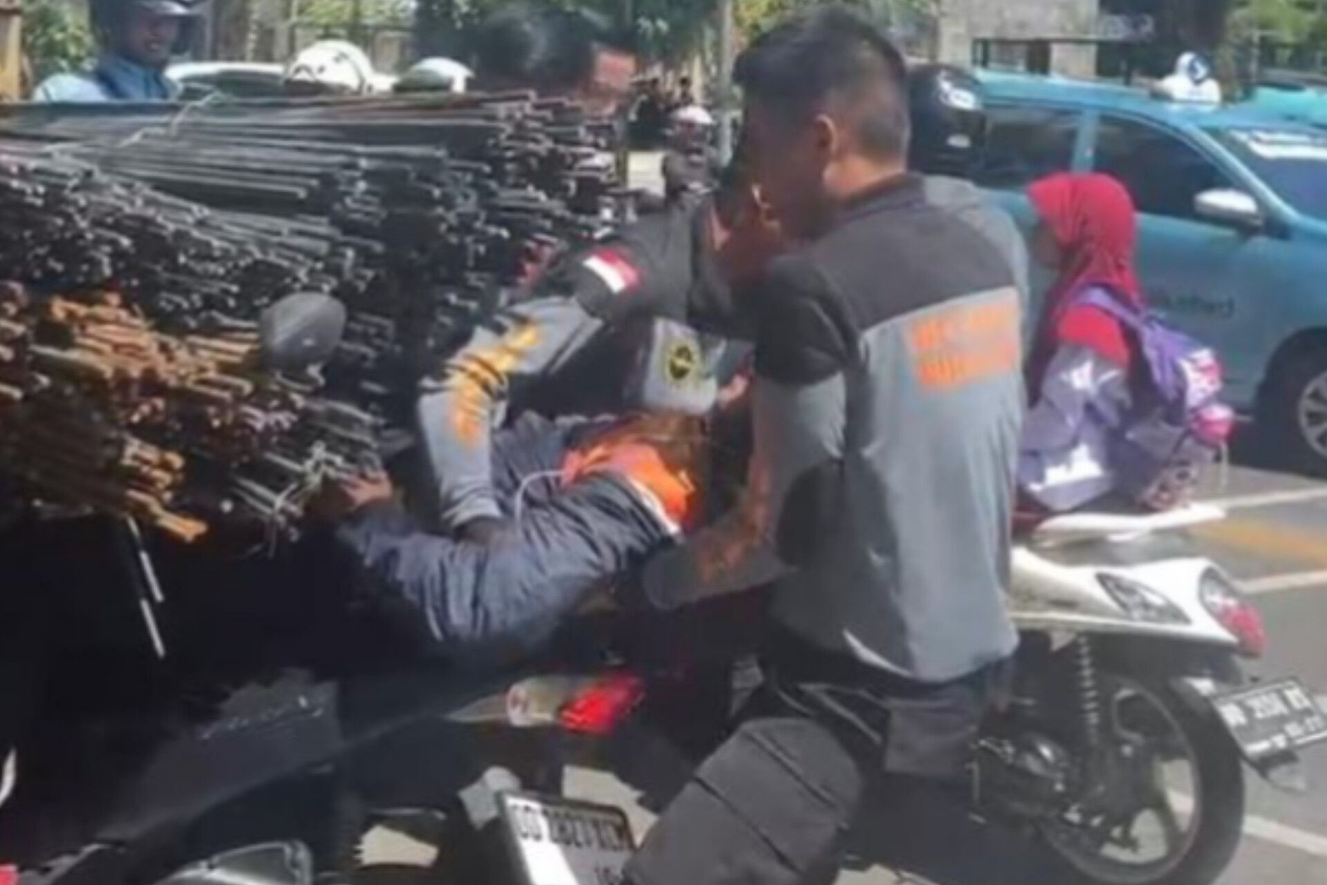 Pemotor di Makassar Tabrak Truk Parkir hingga Luka Parah, Diduga Tertidur Saat Berkendara