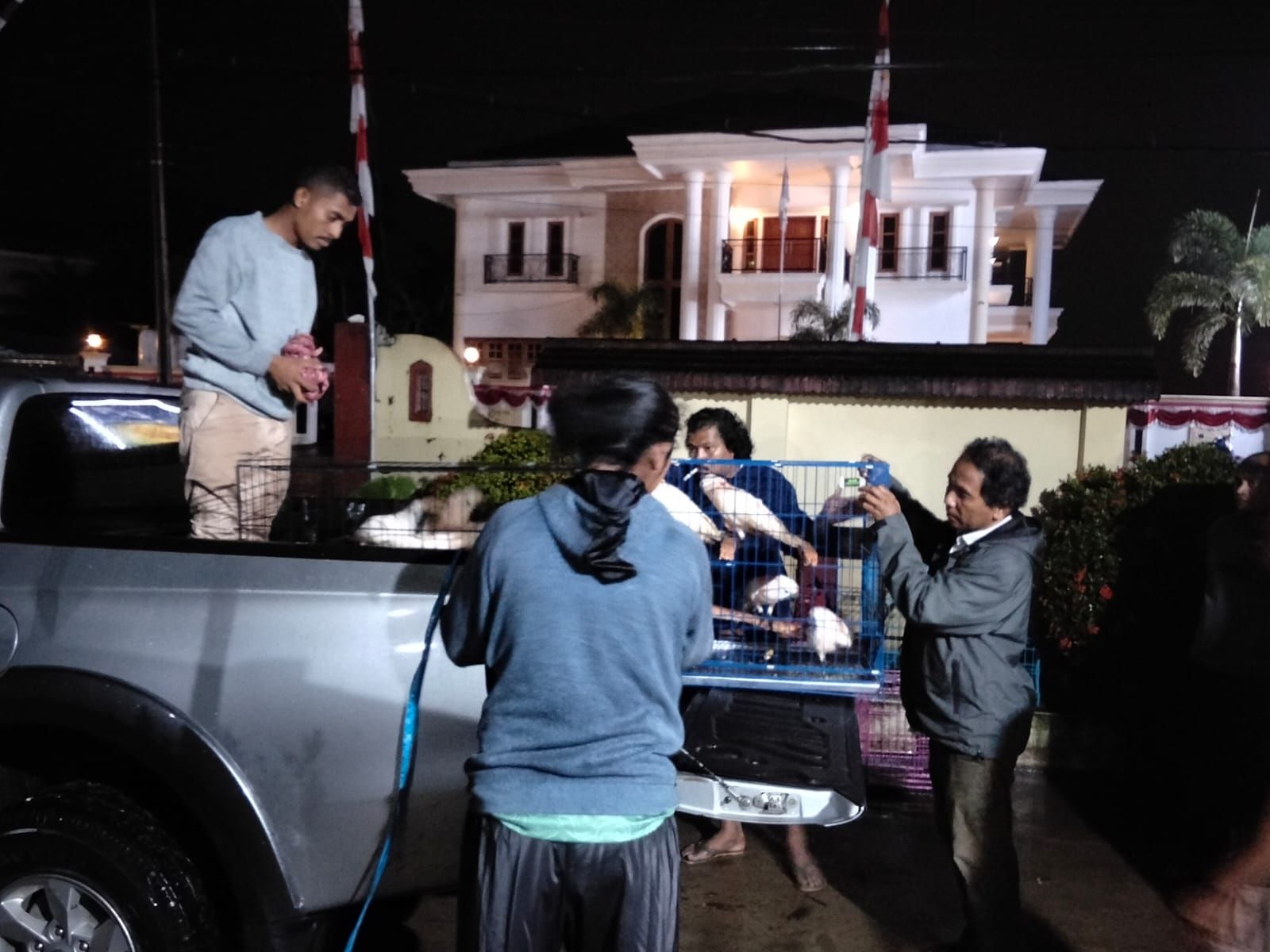 Polsek Teluk Ambon-BKSDA Geledah Rumah Warga di Kamiri, Sita 9 Burung Kakatua Maluku Termasuk 10 Kandang