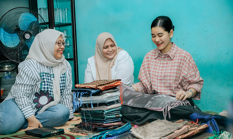 Borong Kain Songket Khas Asahan, Kahiyang Ayu Promosikan Wastra Lokal