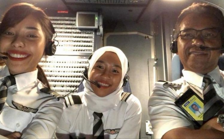 Demi Bisa Terbang Bareng Anak, Pilot Senior Ini Rela Pindah Maskapai dan Jadi Junior