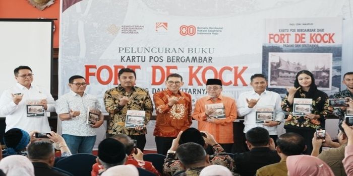Menteri Kebudayaan, Fadli Zon Luncurkan Buku “Kartu Pos Dengan Gambar Fort De Kock”: Tampilkan Suasana Sumatera Barat Pada Era Awal Awal Kemerdekaan
